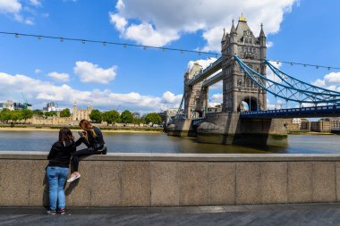Tower Bridge ve Londra Kulesi
