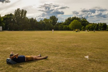 Londra / İngiltere - 9 / 8 / 20 - Hackney Bataklıklarında Pazar Ligi kriket maçı