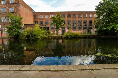 Londra kanalının yanında terk edilmiş bir bina.