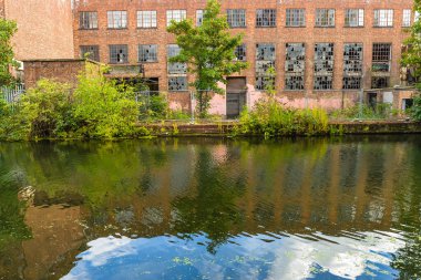 Londra kanalının yanında terk edilmiş bir bina.