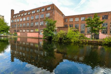 Londra / İngiltere - 9 / 8 / 20 - Londra Kanalı 'ndaki bir binanın sudaki yansıması