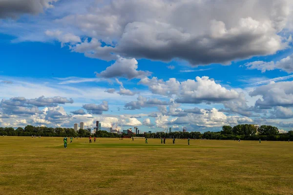 Londra / İngiltere - 9 / 8 / 20 - Hackney Bataklıklarında Pazar Ligi kriket maçı