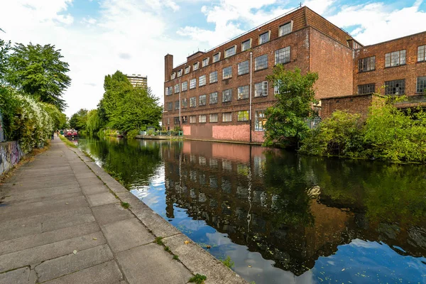 Londra / İngiltere - 9 / 8 / 20 - Londra Kanalı 'ndaki bir binanın sudaki yansıması