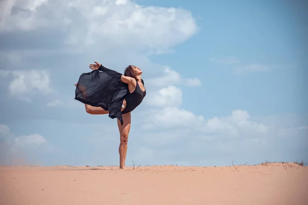 Hermosa chica en traje de baño negro en el desierto — Foto de Stock