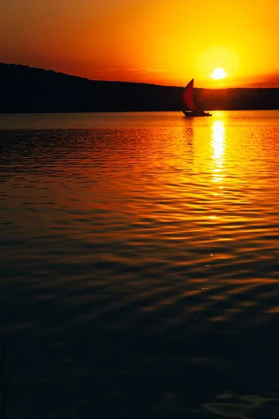 Jacht im Meer vor dem Hintergrund des Sonnenuntergangs — Stockfoto