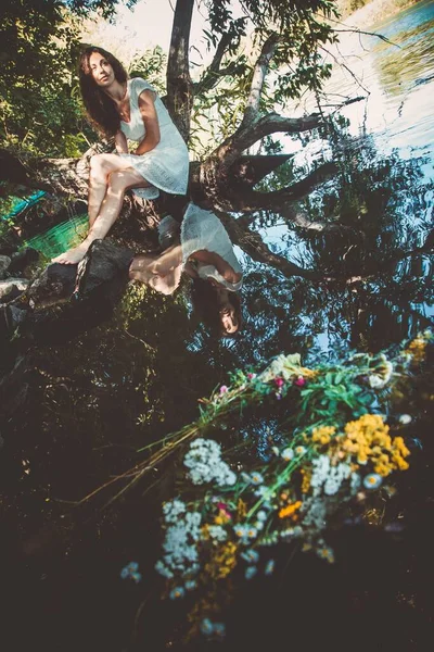 Yaz ortası festivalinde kır çiçekli bir kız. — Stok fotoğraf