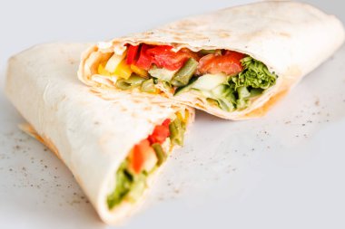 Shawarma sandviçi - taze lavaş rulosu ya da ızgara et, mantar, lahana, havuç ile doldurulmuş pita ekmeği