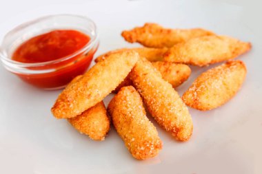 Ketçap ve bbq soslu peynirli mozzarella peyniri.