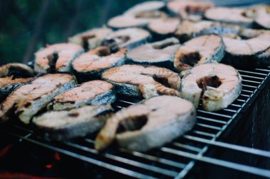 Izgarada pişmiş güzel büyük somon biftekleri. 