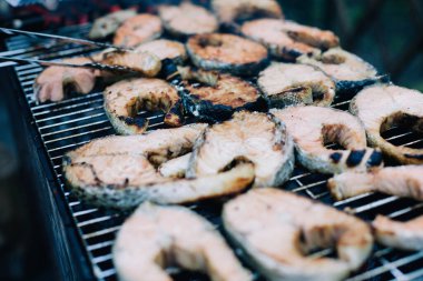 Izgarada pişmiş güzel büyük somon biftekleri. 