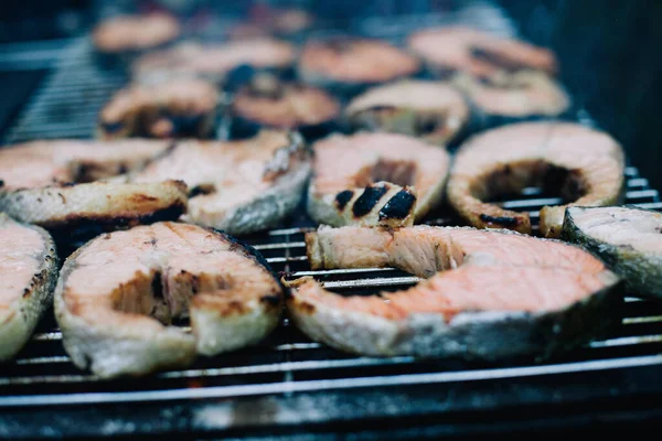 Schöne große Lachssteaks auf dem Grill zubereitet — Stockfoto