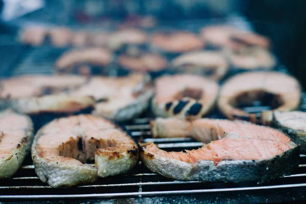 Schöne große Lachssteaks auf dem Grill zubereitet — Stockfoto