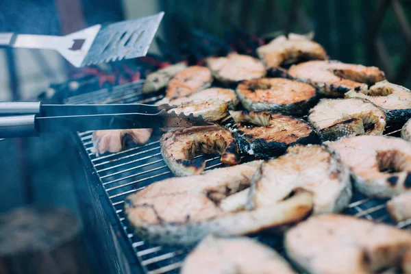 Schöne große Lachssteaks auf dem Grill zubereitet — Stockfoto