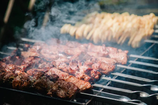 Et ve patates ızgarada pişirilir. — Stok fotoğraf