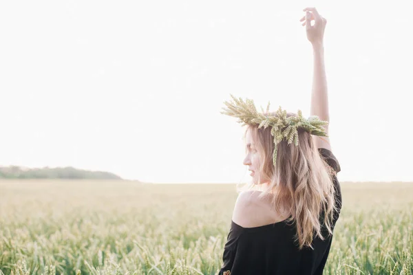 若いです,フィールド内の夕日で小麦の耳の花輪の細い女の子 — ストック写真