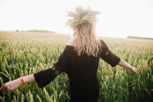 若いです,フィールド内の夕日で小麦の耳の花輪の細い女の子 — ストック写真