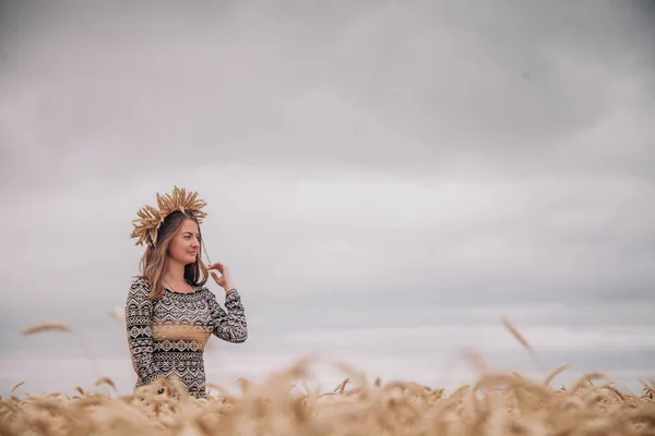 Piękna, szczupła dziewczyna na polu pszenicy na tle nieba deszczowego — Zdjęcie stockowe