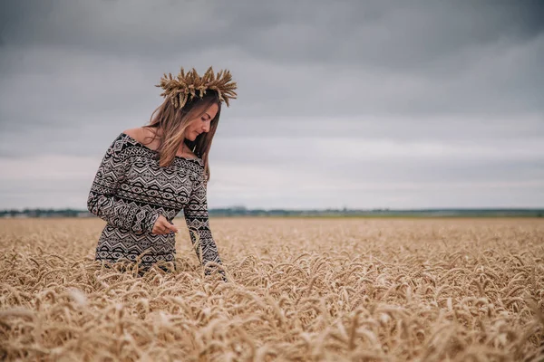 雨の空に対して小麦の分野で美しく、ほっそりした女の子 — ストック写真