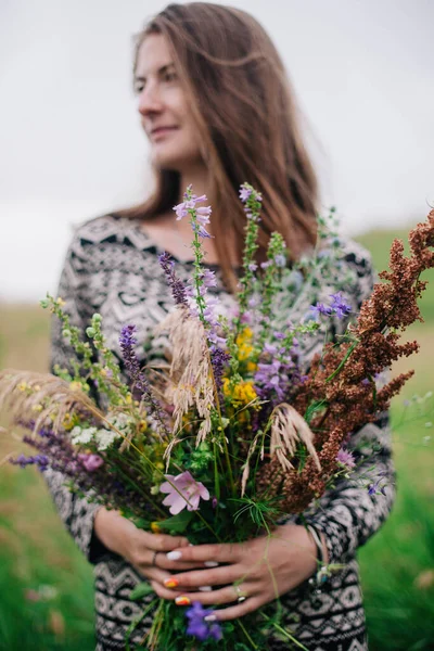 Schöne, schlanke Mädchen in einem Wiesenkleid mit Wildblumen — Stockfoto