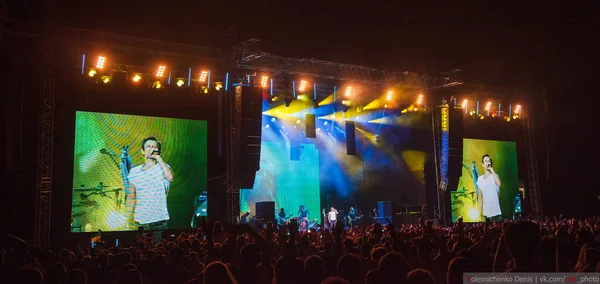 Az Okean Elzy együttes koncertje. Kharkiv 06.04.2016 Metalista stadion — Stock Fotó