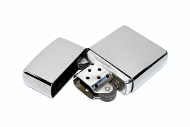 Beyaz arkaplanda metal çakmak Ayrıntılı resmi kapat