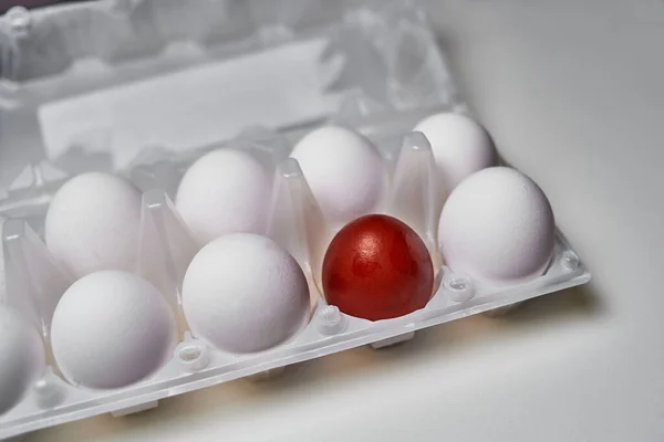 Packaging Raw Eggs Easter Red Egg Middle White Eggs Theme — Stock Photo, Image