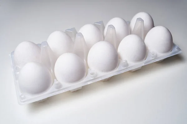 Mağazadan bir paket çiğ yumurta masanın üzerinde. Yakın plan.