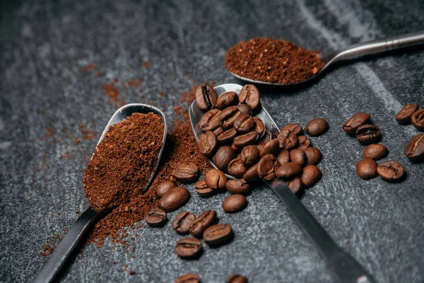 Kahve çekirdekli çay kaşıkları, öğütülmüş kahveyle kaşıklar, espresso için sabah kahvesi malzemeleri.