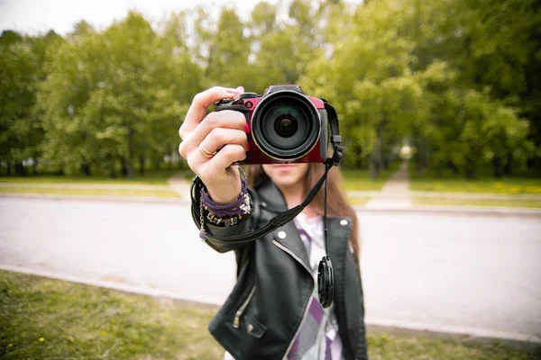 Girl Holds Camera Front Her Face Close — Stock Photo, Image