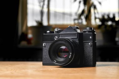 Güzel bir arkaplanda eski bir kamera.