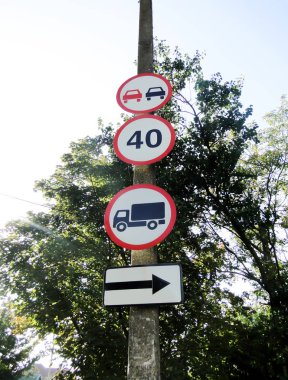 Şehir sütununda dört yol işaretleri