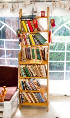 Kitaplık, parlak bir oda içinde pek çok kitap ile