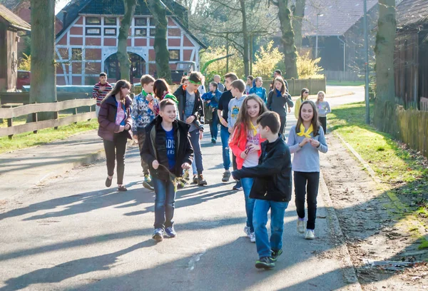 Children resting in the camp stroll through the village — Stock Photo, Image