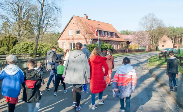 Barn som går längs vägen i byn. Back View. — Stockfoto