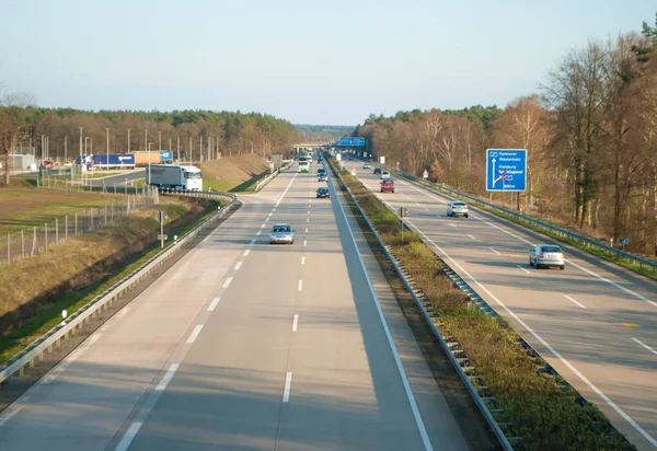 Cars traveling on the highway, the view from the bridge over the road — Stock Photo, Image