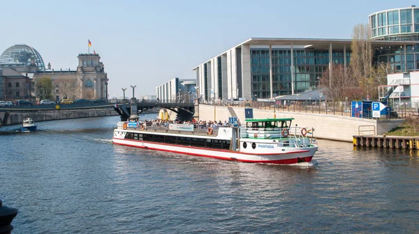 Ausflugsschiff mit Menschen auf der Spree in Berlin vor dem Hintergrund von Bundestag und Reichstag — Stockfoto