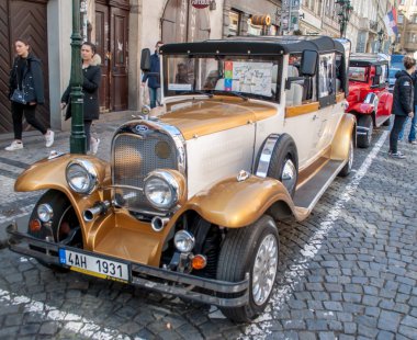 Prag sokaklarında Vintage Ford araba Cabriolet bej.