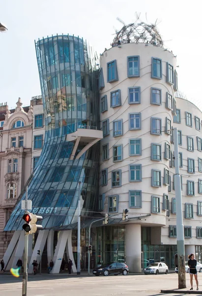 Dancing House in Praag. Een ongebruikelijk gevormd kantoorgebouw met een restaurant op de bovenste verdieping en een panoramisch uitzicht. Gebouwd door F. Gehry. — Stockfoto