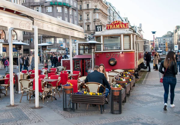 Mensen zitten in de tram Cafe op het Wenceslas plein in Praag. — Stockfoto