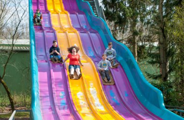 Çocuklar lunapark tepede aşağı haddeleme