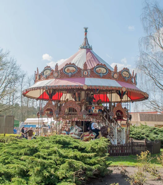 Carrossel e pessoas no parque de diversões — Fotografia de Stock