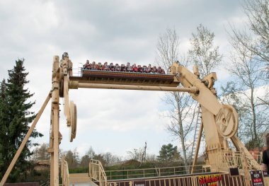 Bir eğlence parkında aşırı cazibe ve insanlar