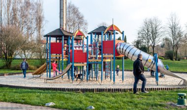 Çocuk oyun alanı ve çocuklar için eğlence parkında ebeveynler