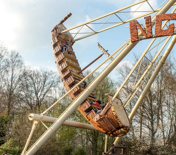 Attractie-swingende grote boot op Amusement Park — Stockfoto