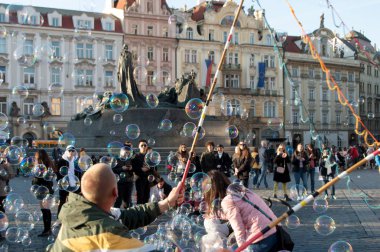 Prag'daki Eski Şehir Meydanı'na turist çeken bir sürü sabun köpüğü üfleyen bir kişi.