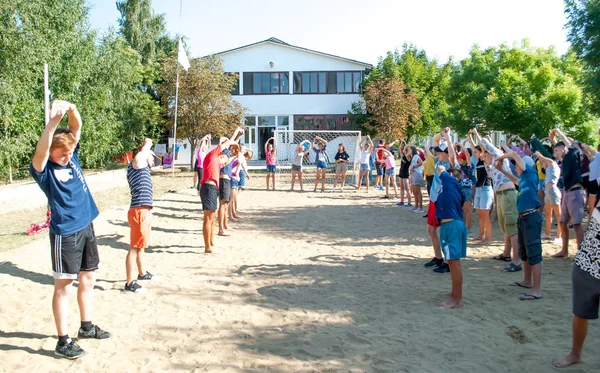 Bambini che fanno esercizi mattutini al campo estivo — Foto Stock