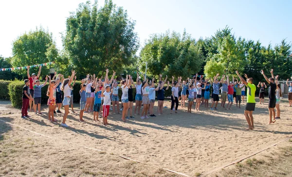 Bambini e adolescenti durante gli esercizi mattutini al campo estivo — Foto Stock