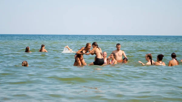 Las chicas en el mar son "batalla acuática", sentadas sobre otras chicas en el campamento de verano. — Foto de Stock
