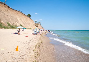 Sahil, plaj, insanlar istirahat ve deniz, uçurum, ufuk hattı banyo