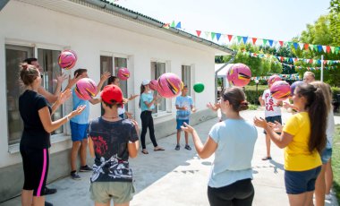 Gençler, aynı anda bir spor oyunu, takım kurma bir daire içinde topu atma